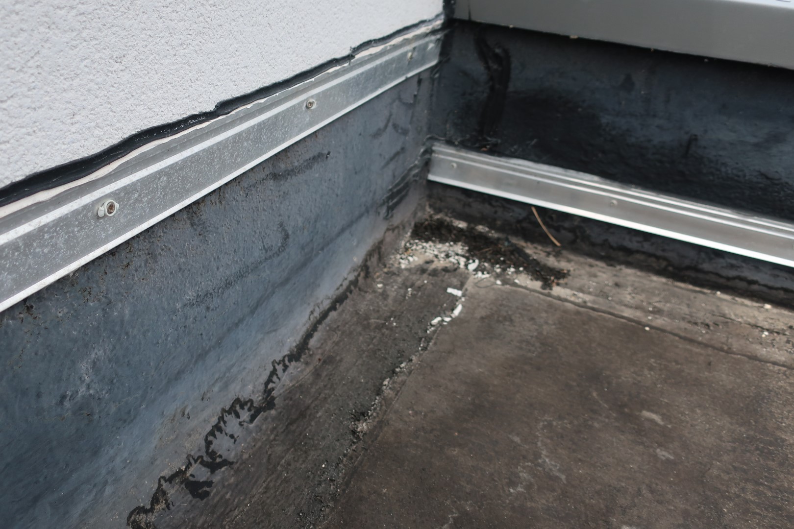 Défaut de comportement du relevé d'étanchéité en toiture terrasse