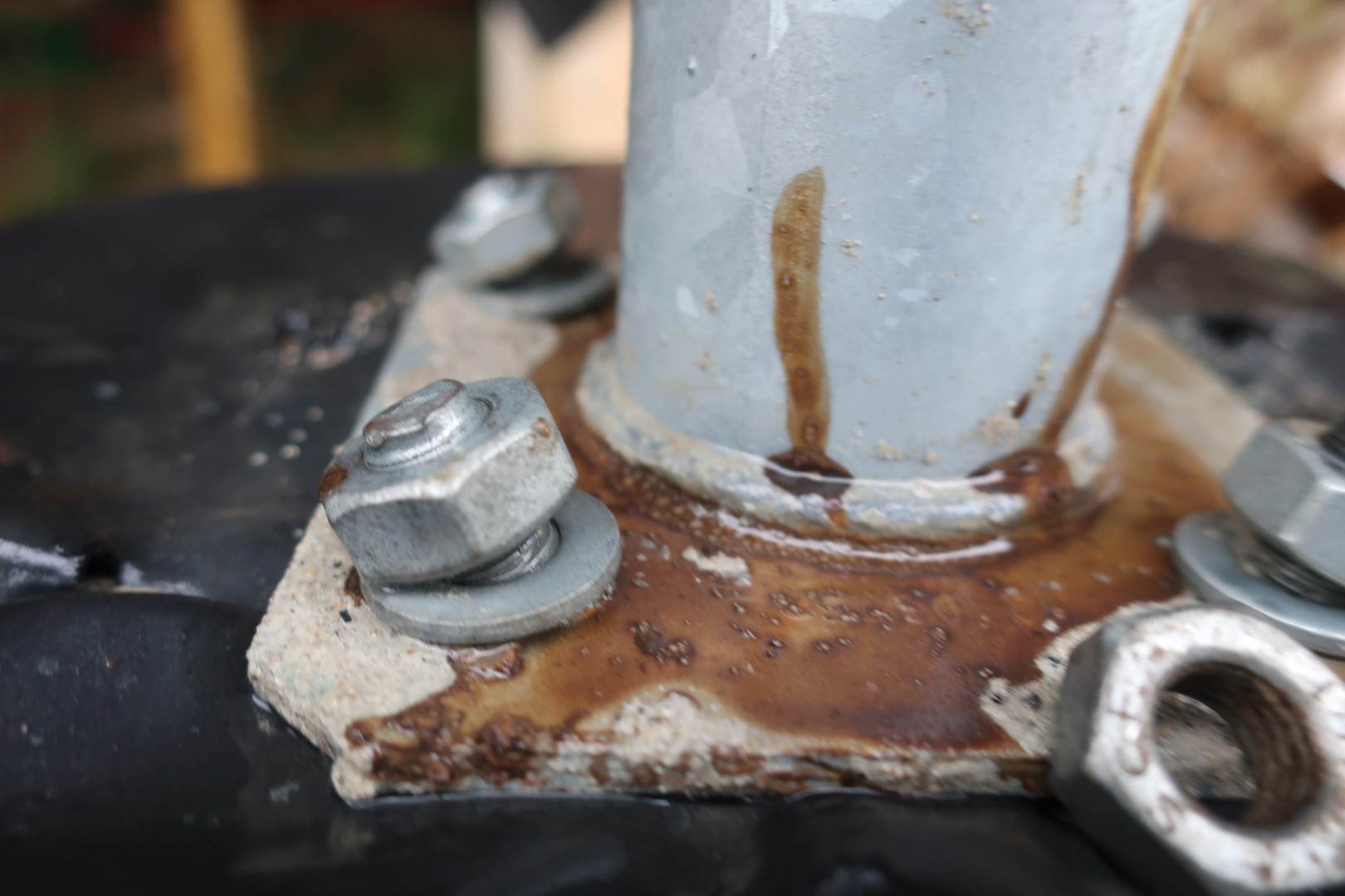 Fixations grossières de poteaux sur socle