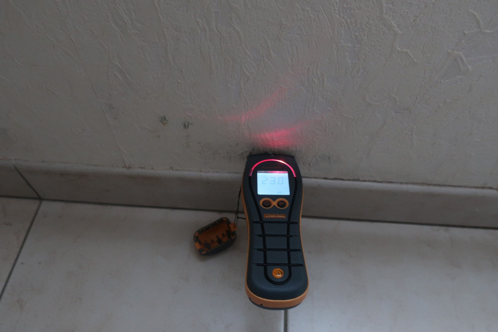 Test d'humidité sur cloison pour savoir si les entrées d'eau sont toujours actives (ce qui est le cas ici)