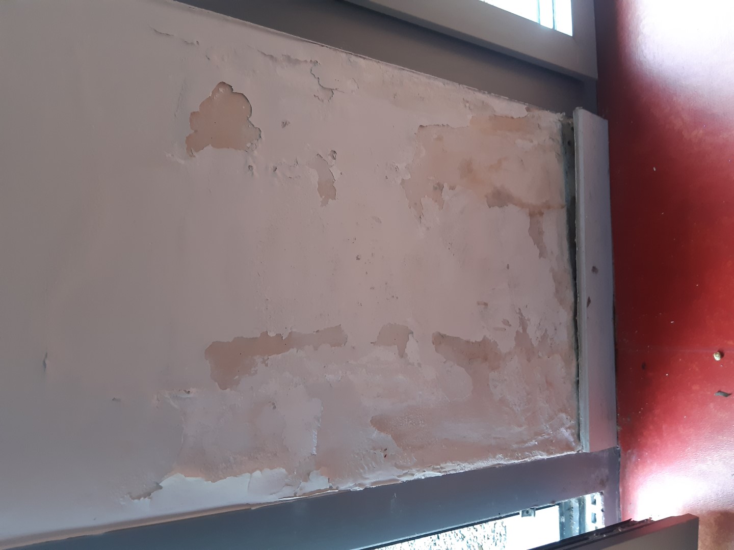 Infiltrations d'eau dans un bâtiment public : nos investigations ont montré que l'absence de bavette sur les seuils est la cause de ces infiltrations