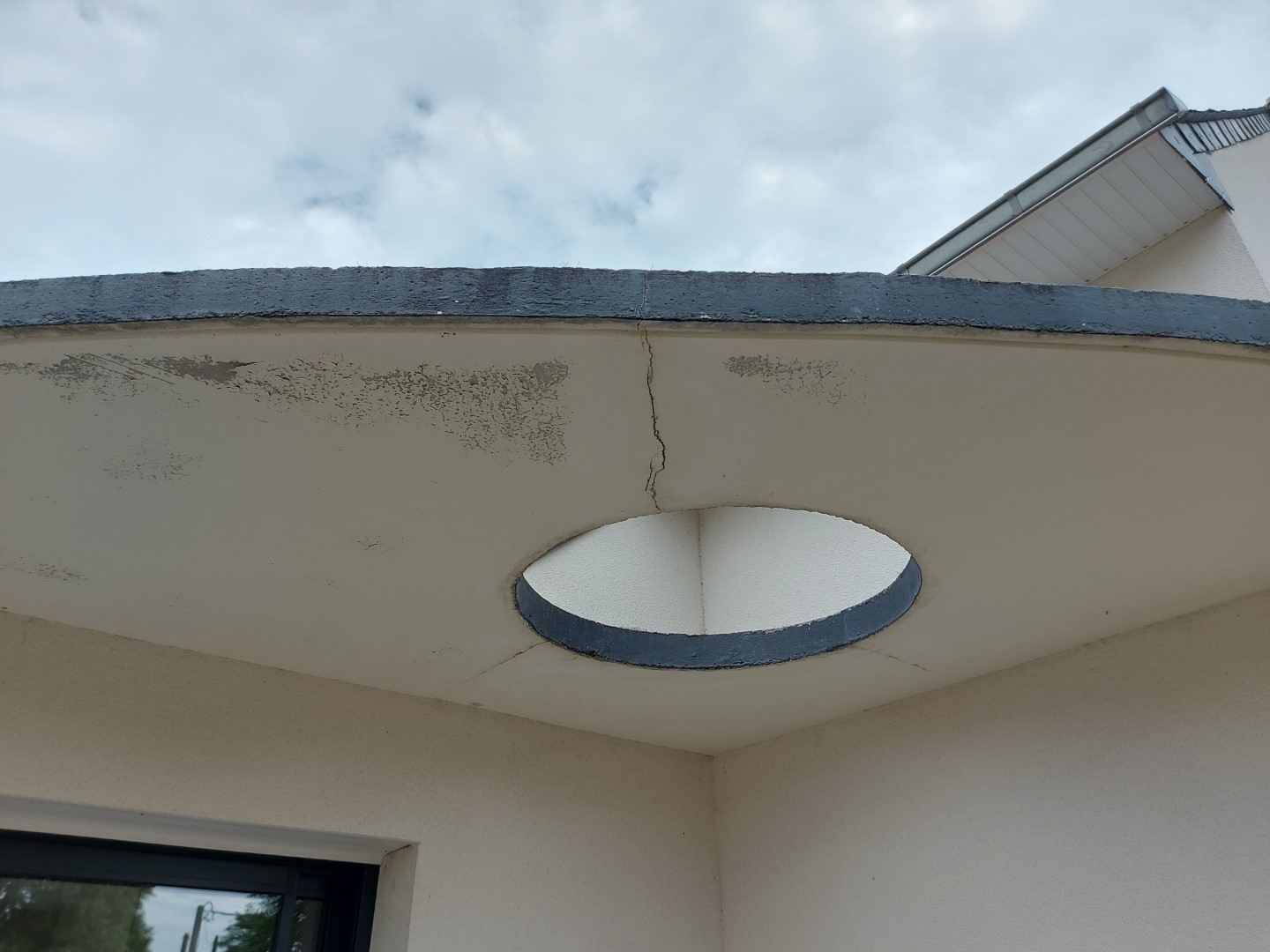 Fissures traversantes dans un auvent en béton armé :