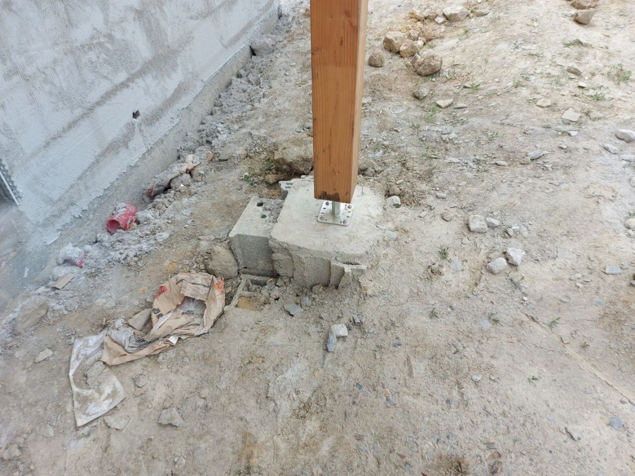 Poteau bois fondé sur des parpaings : à casser et refaire en béton armé