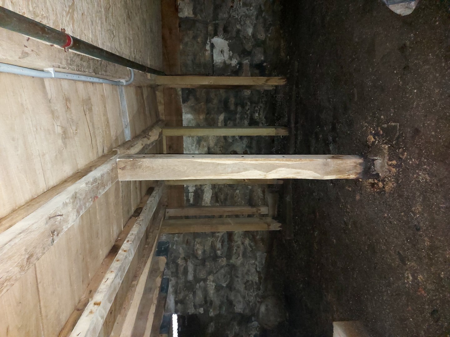 Pourriture des pieds de poteau bois, soumis à l'humidité d'une cave