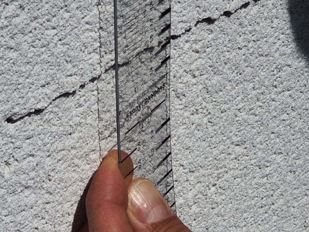 Exemple de prise de cotes sur phénomène de fissuration de façade