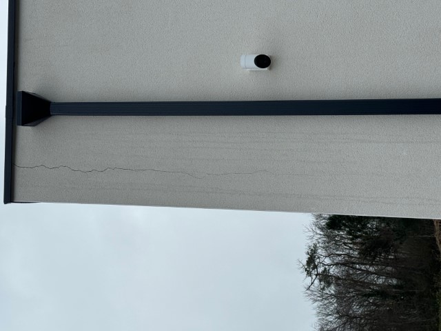Fissure due à un défaut de continuité du chainage de tête