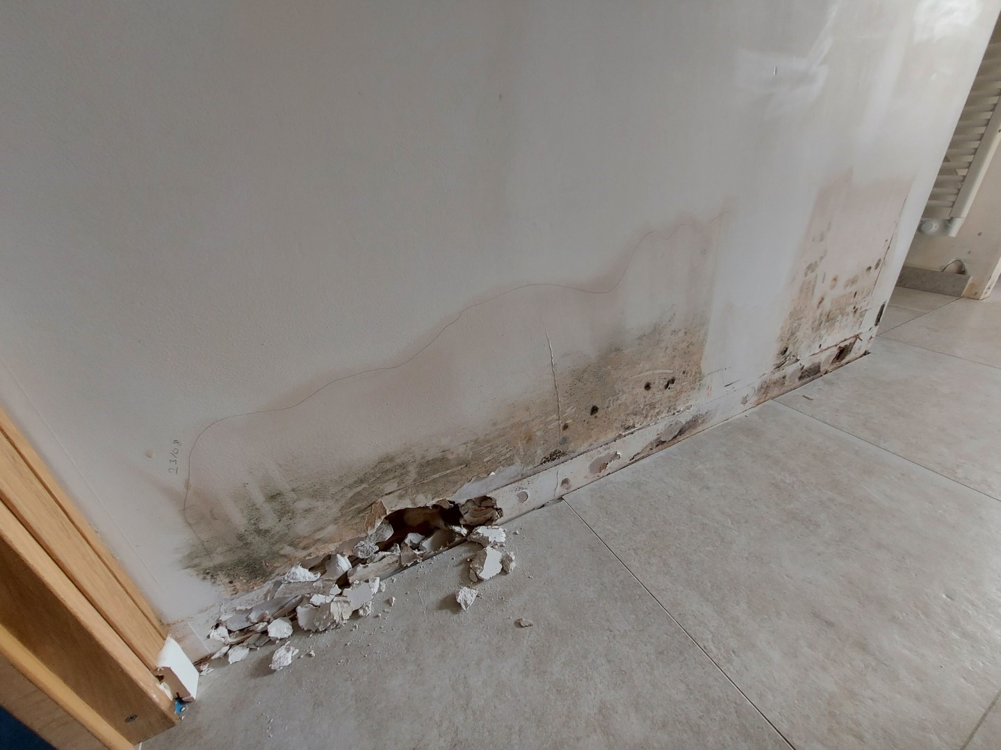 Dégât des eaux dans une maison neuve suite à une fuite sur l'alimentation d'eau potable