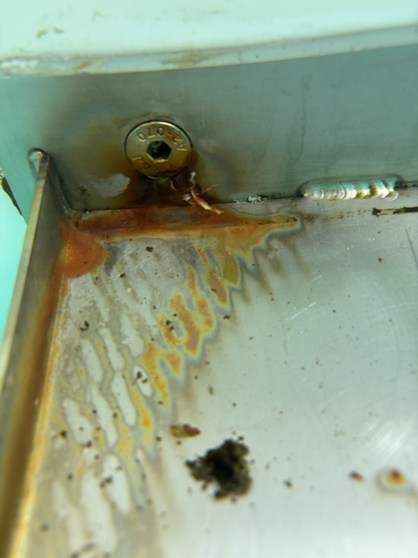 Piscine en eau salée avec utilisation d'inox A2 pour les boulons : apparition de rouille. 
